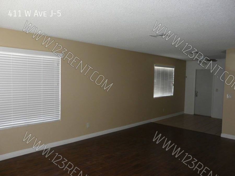 Townhouse for rent at 411 W Ave #J-5, Lancaster, CA 93534