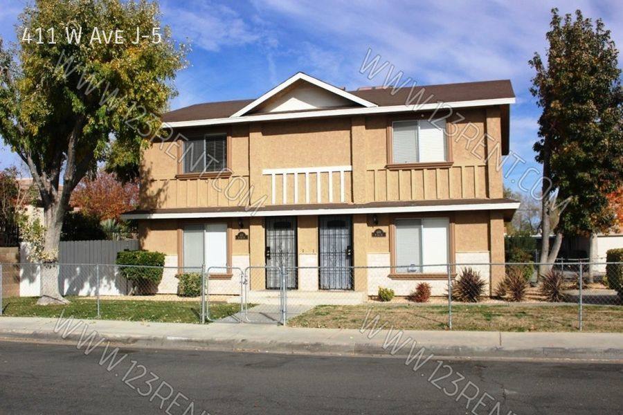 Townhouse for rent at 411 W Ave #J-5, Lancaster, CA 93534