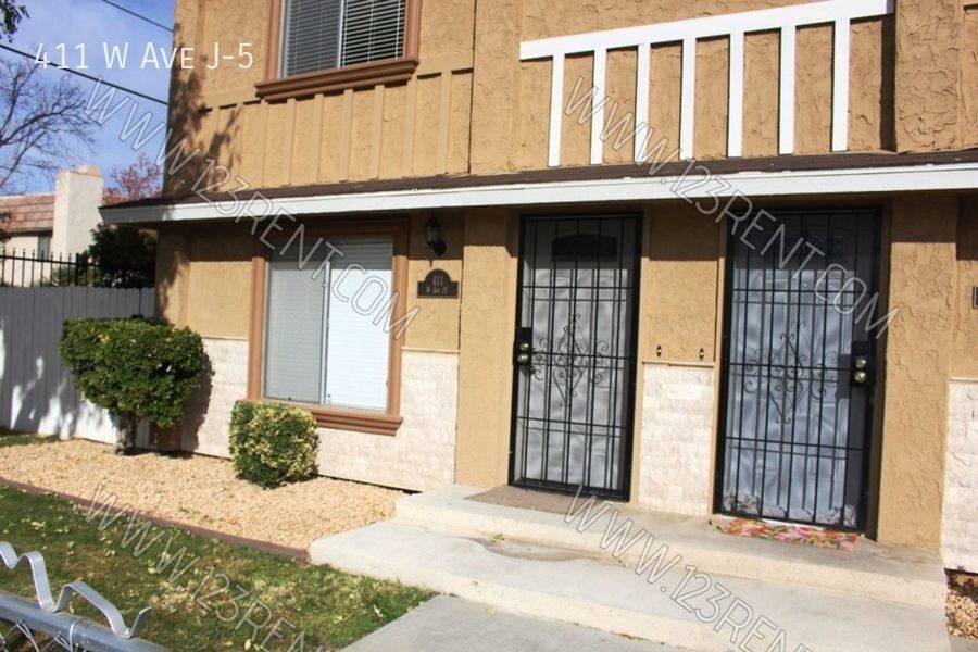 Townhouse for rent at 411 W Ave #J-5, Lancaster, CA 93534