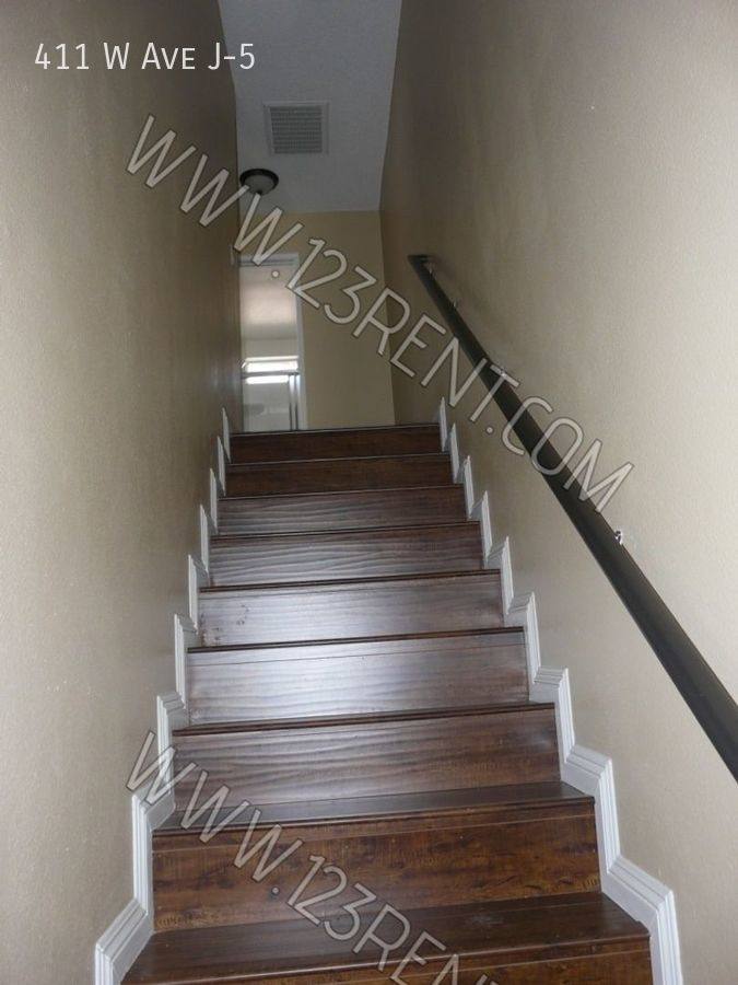 Townhouse for rent at 411 W Ave #J-5, Lancaster, CA 93534