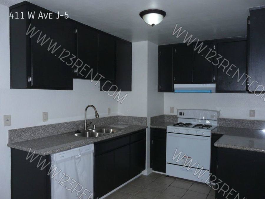 Townhouse for rent at 411 W Ave #J-5, Lancaster, CA 93534