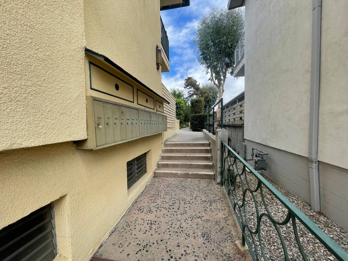 Apartment for rent at 244 S El Molino Ave, Pasadena, CA 91101