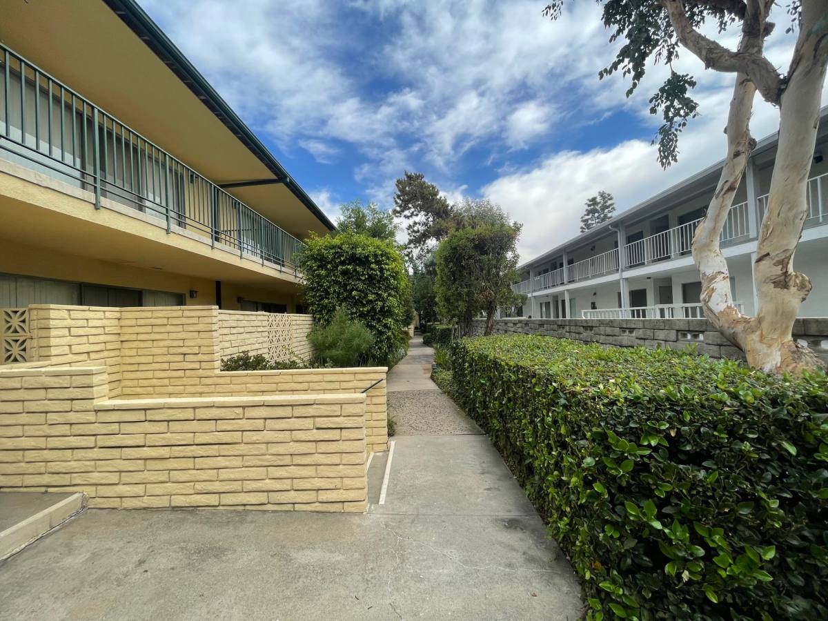 Apartment for rent at 244 S El Molino Ave, Pasadena, CA 91101