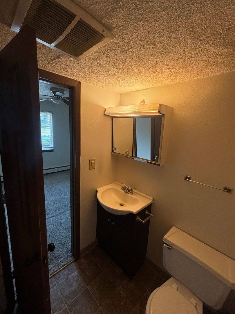 Apartment for rent at 640 16th Ave SW, Cedar Rapids, IA 52404