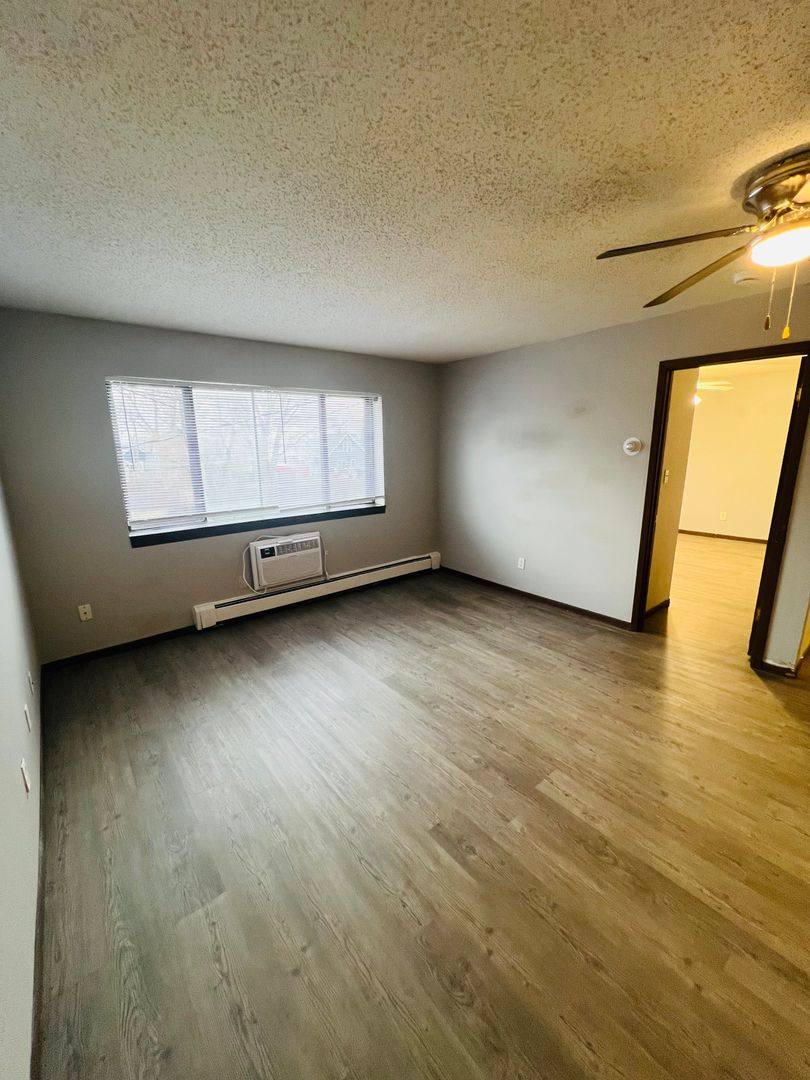 Apartment for rent at 640 16th Ave SW, Cedar Rapids, IA 52404