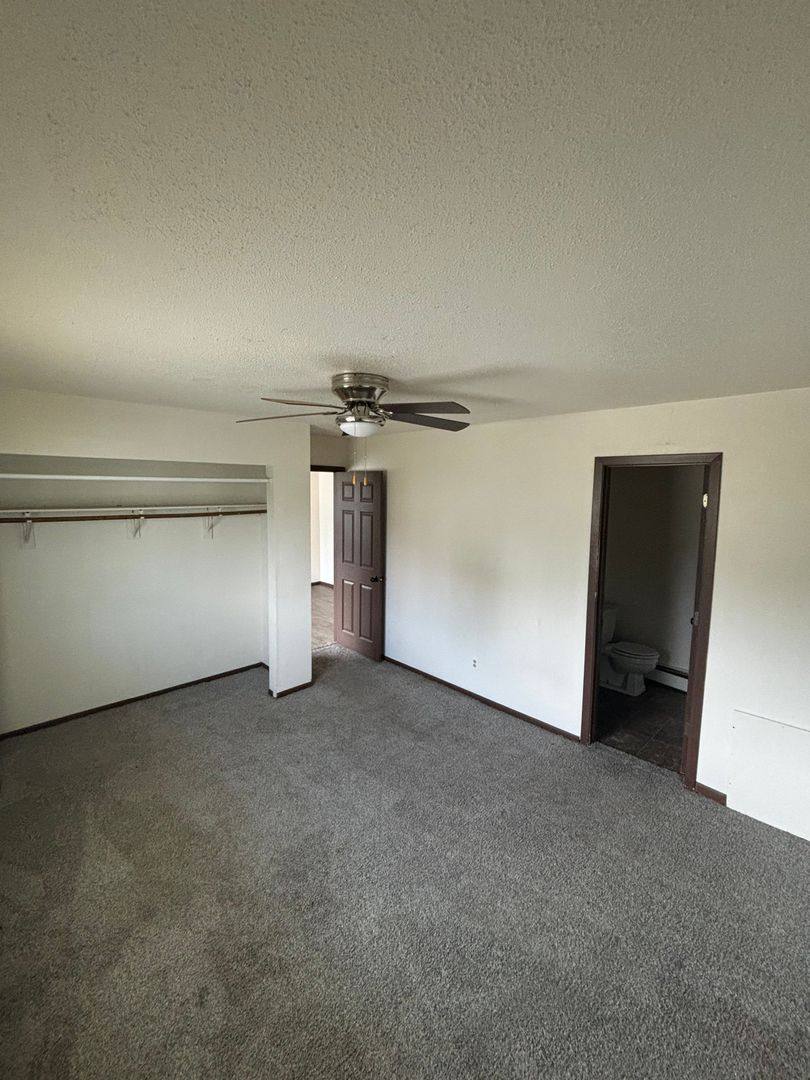 Apartment for rent at 640 16th Ave SW, Cedar Rapids, IA 52404