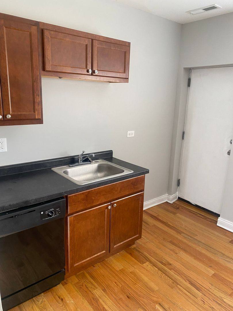 Apartment for rent at 7200 S Woodlawn, Chicago, IL 60619