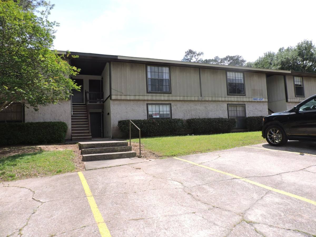 Apartment for rent at 305 W Maggie St, Leesville, LA 71446