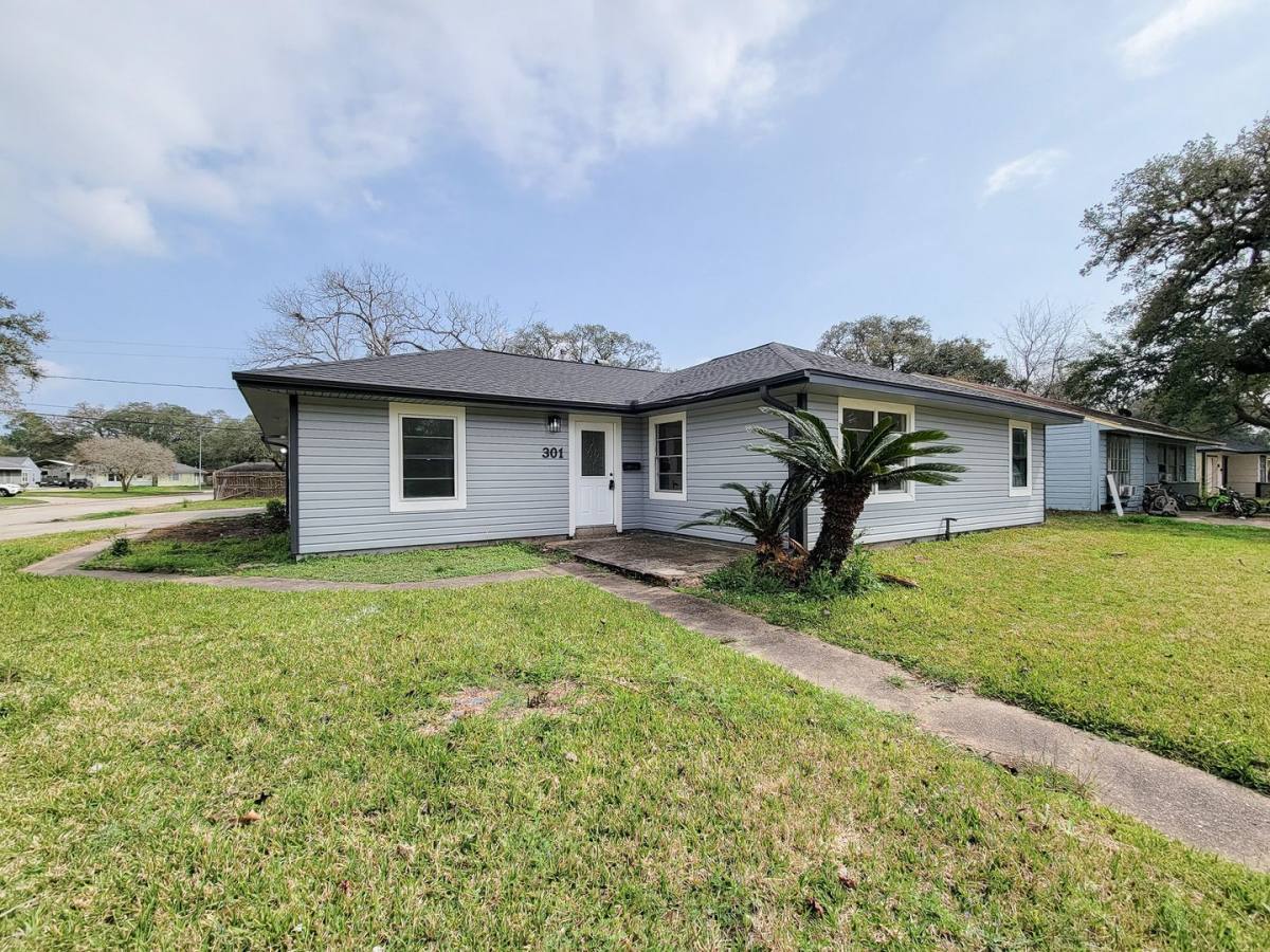 House for rent at 301 Cypress St, Lake Jackson, TX 77566