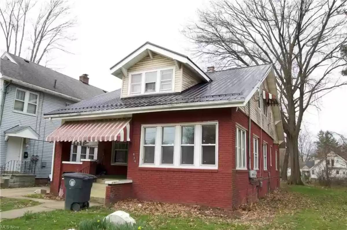 Apartment for rent at 614 Madison Ave, Akron, OH 44311