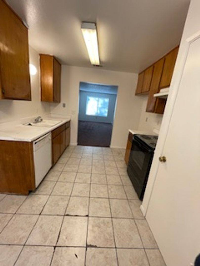 Apartment for rent at 4422 White Lane, Bakersfield, CA 93309