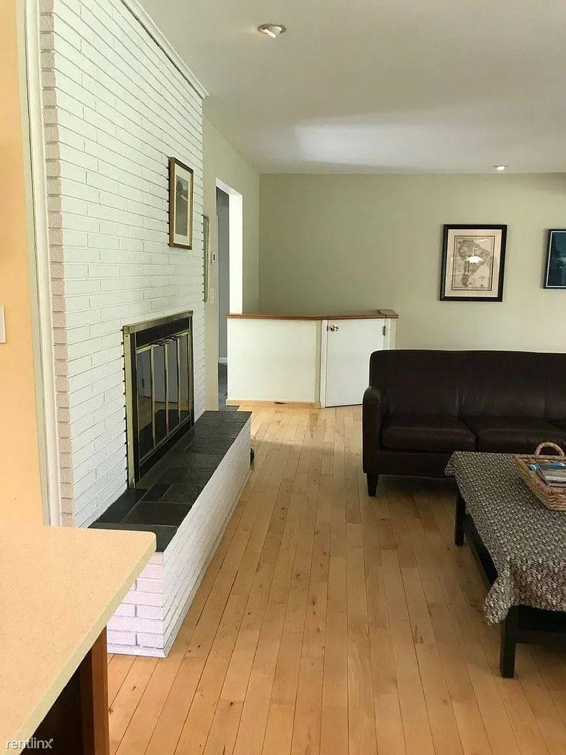 House for rent at 2855 Whippoorwill Lane, Ann Arbor, MI 48105