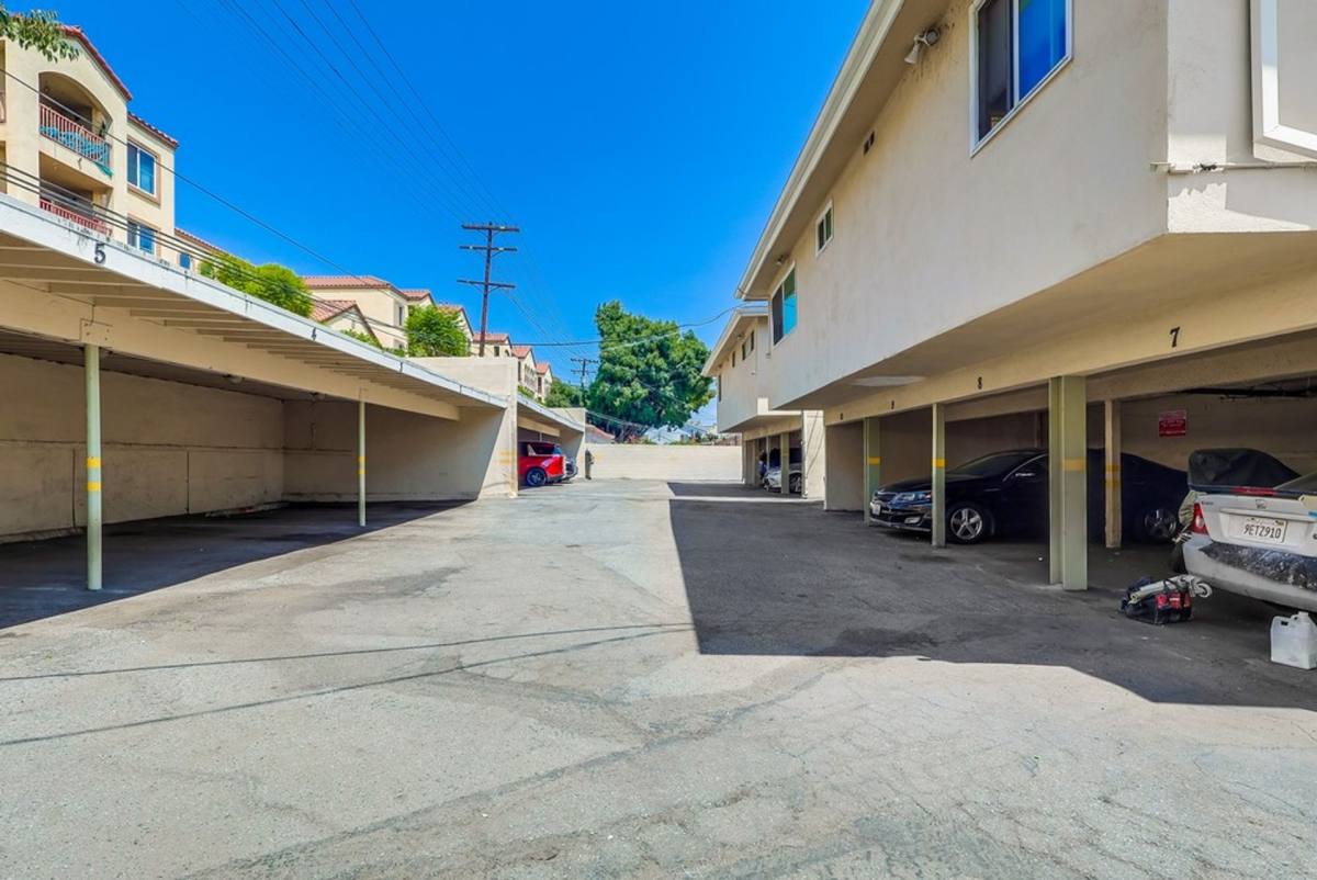 Apartment for rent at 6107 - 6117 11th Ave, Los Angeles, CA 90043
