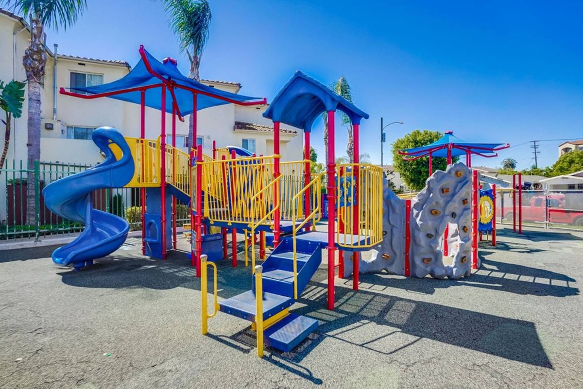 Apartment for rent at 6107 - 6117 11th Ave, Los Angeles, CA 90043