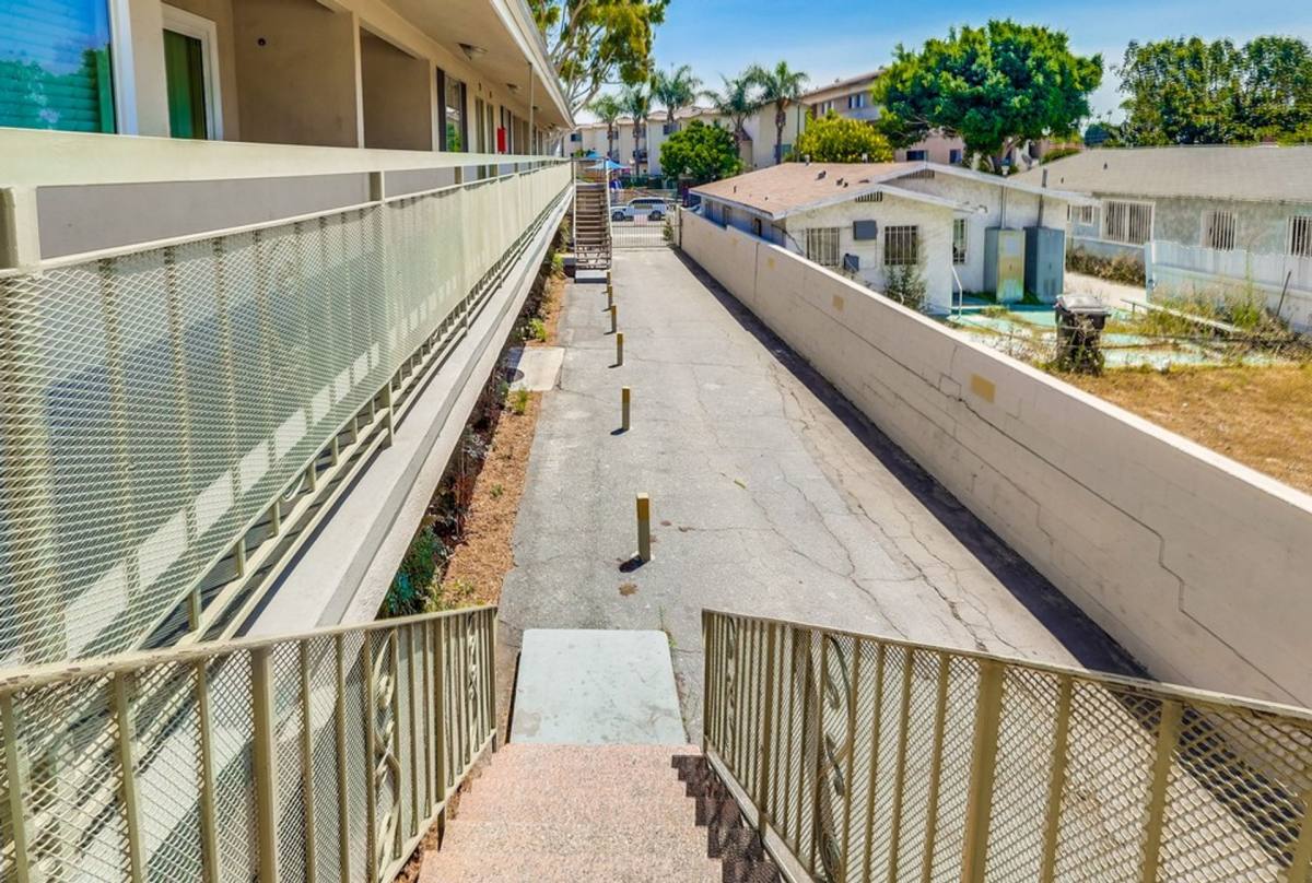 Apartment for rent at 6107 - 6117 11th Ave, Los Angeles, CA 90043