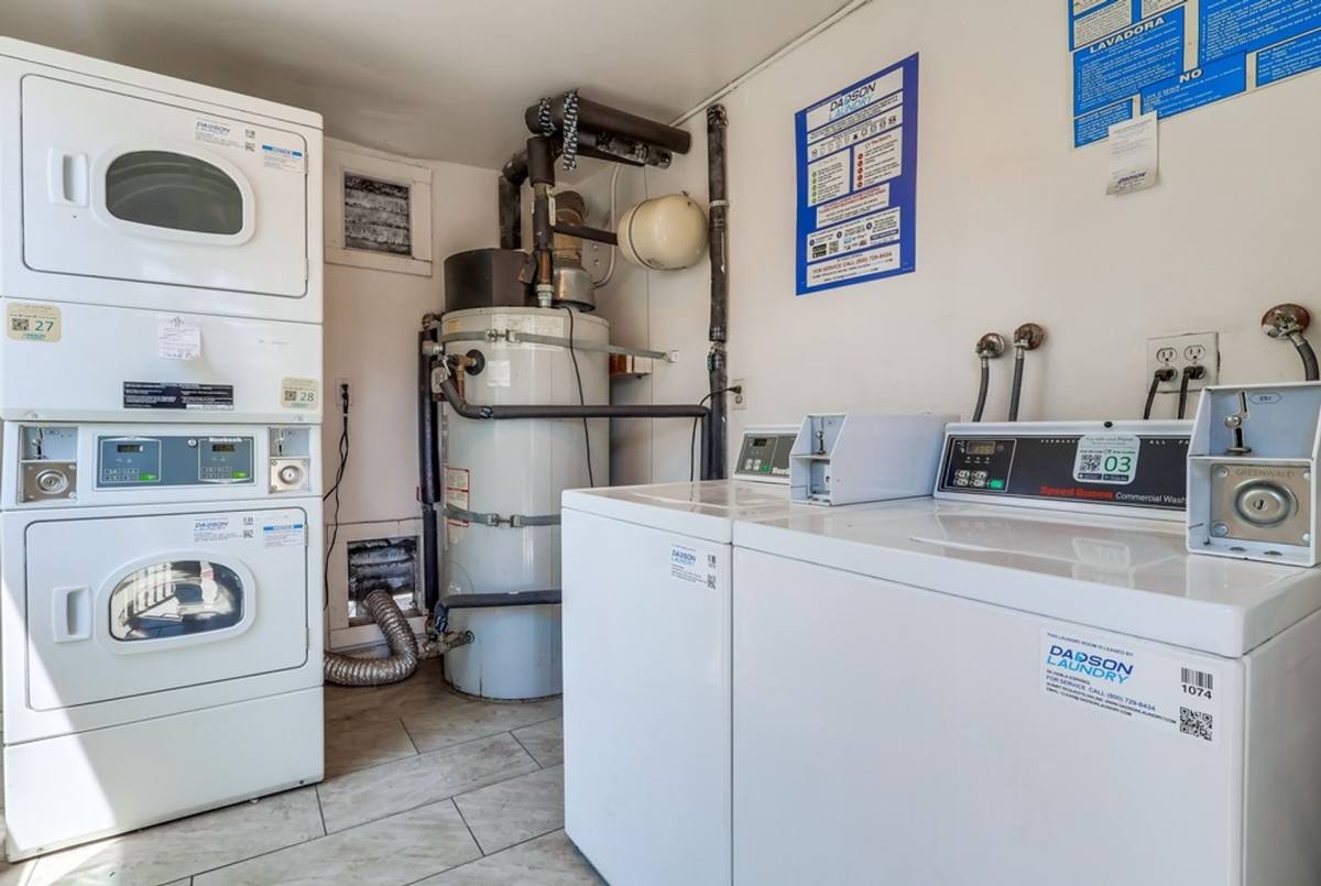 Apartment for rent at 6107 - 6117 11th Ave, Los Angeles, CA 90043