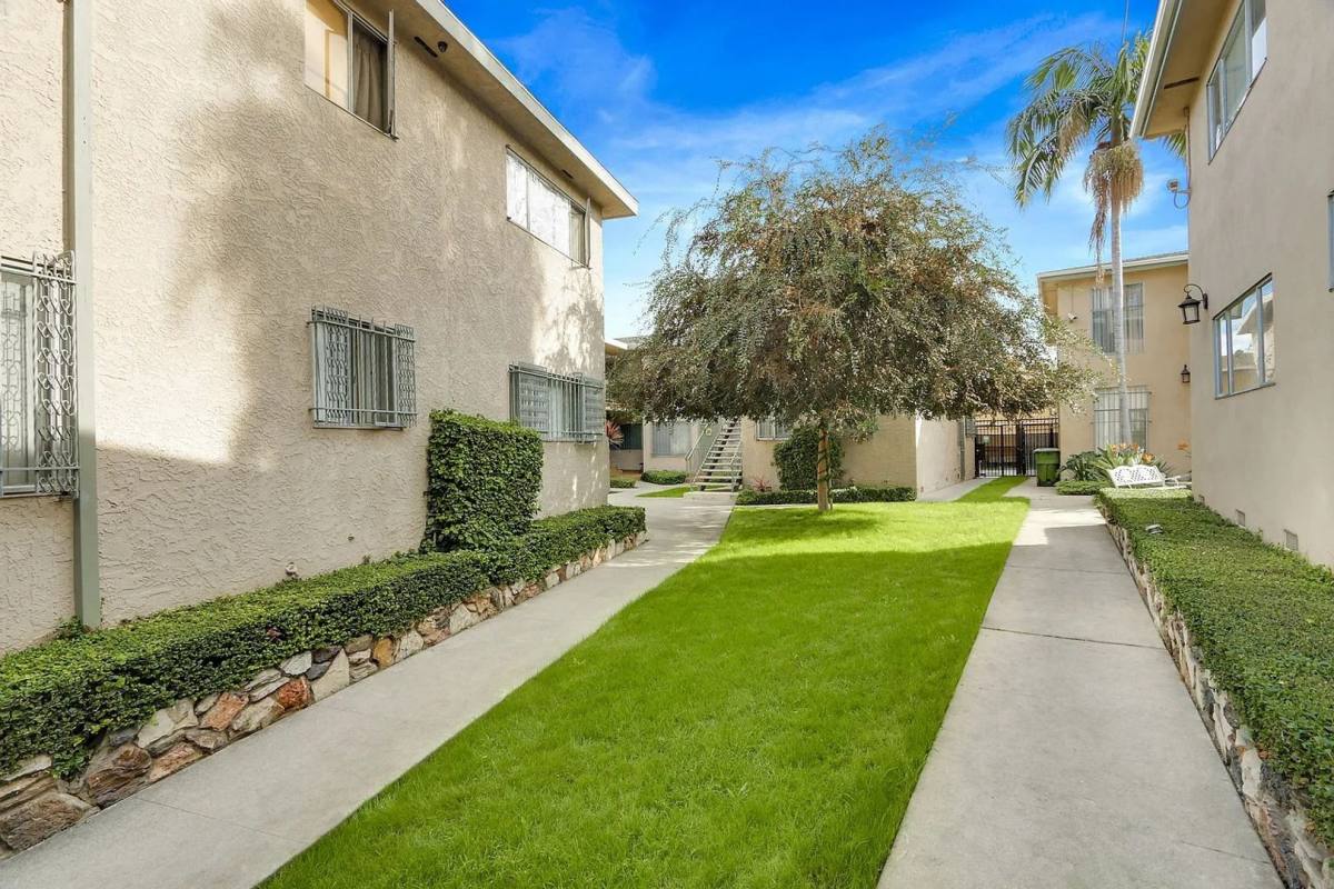 Apartment for rent at 3872 & 3878 S Potomac Ave, Los Angeles, CA 90008