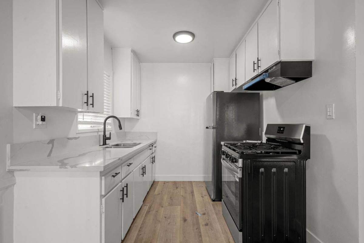Apartment for rent at 3872 & 3878 S Potomac Ave, Los Angeles, CA 90008