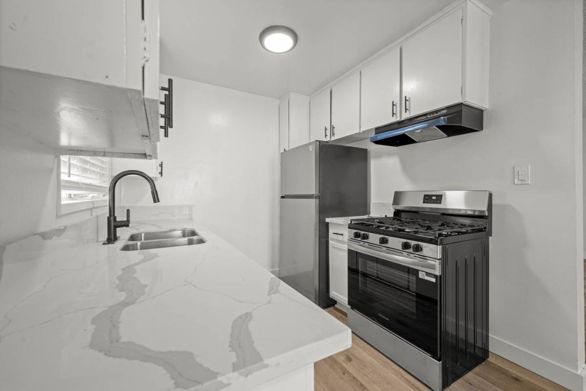 Apartment for rent at 3872 & 3878 S Potomac Ave, Los Angeles, CA 90008