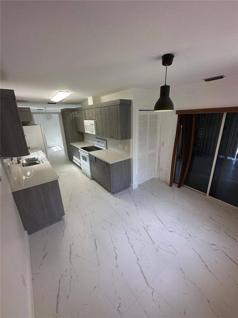Apartment for rent at 1445 Grant St, Hollywood, FL 33020