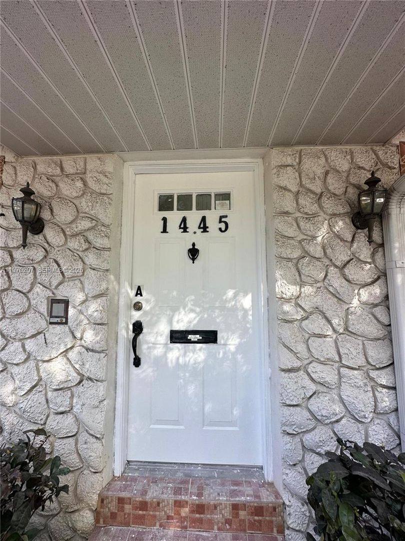 Apartment for rent at 1445 Grant St, Hollywood, FL 33020