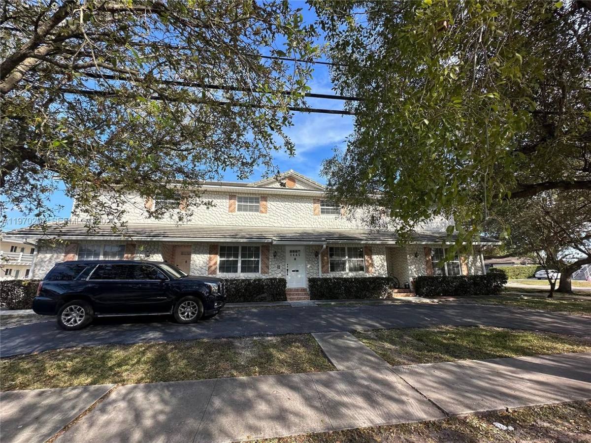 Apartment for rent at 1445 Grant St, Hollywood, FL 33020