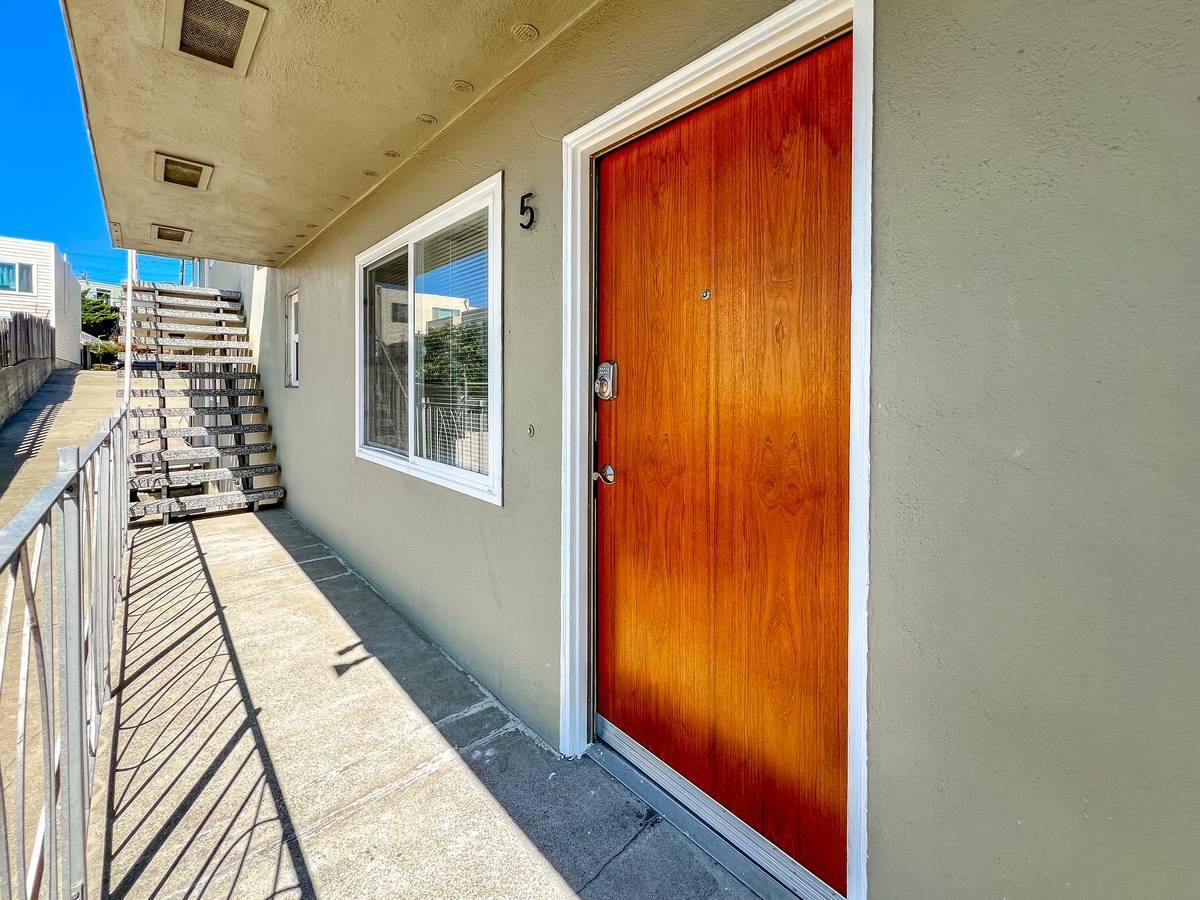 Apartment for rent at 331 Campbell Ave #5, San Francisco, CA 94134