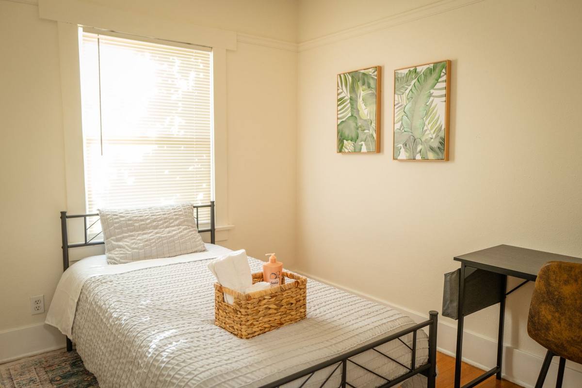 House for rent at 45 N Meridith Ave, Pasadena, CA 91106