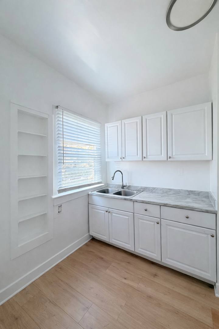 Apartment for rent at 5617 La Mirada Ave #202, Los Angeles, CA 90038