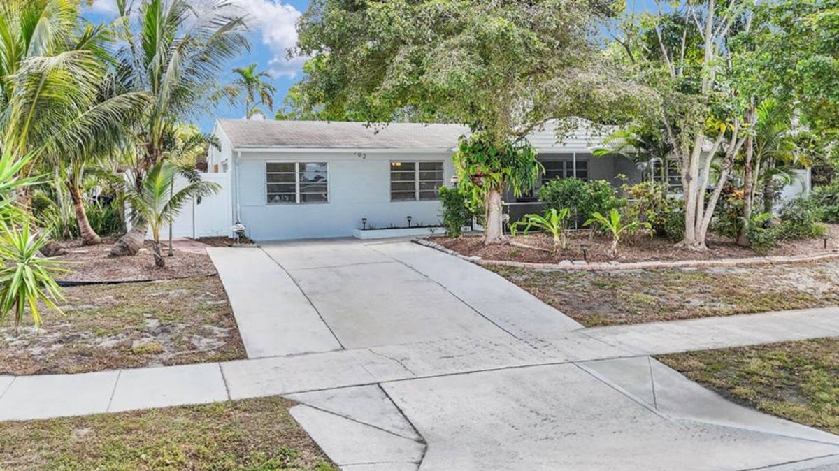 House for rent at 702 Sunset Dr, Lake Worth, FL 33461