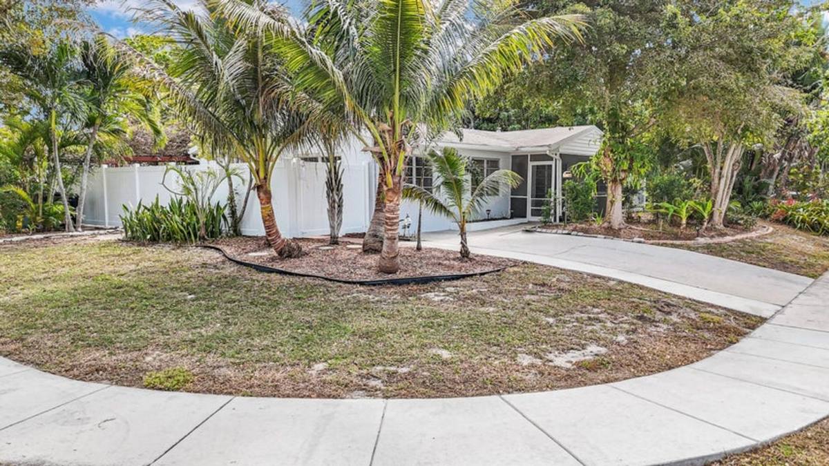 House for rent at 702 Sunset Dr, Lake Worth, FL 33461