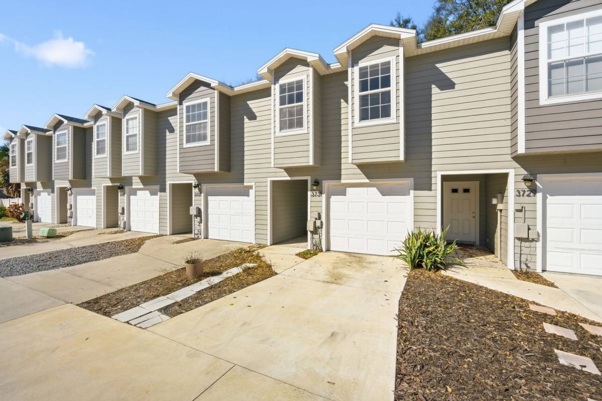 Townhouse for rent at 3731 W Cass St, Tampa, FL 33609