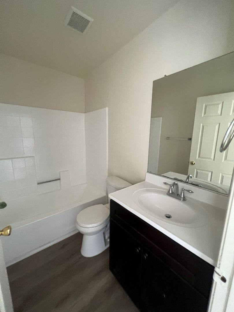 Apartment for rent at 8541 Foothill Blvd, Sunland, CA 91040