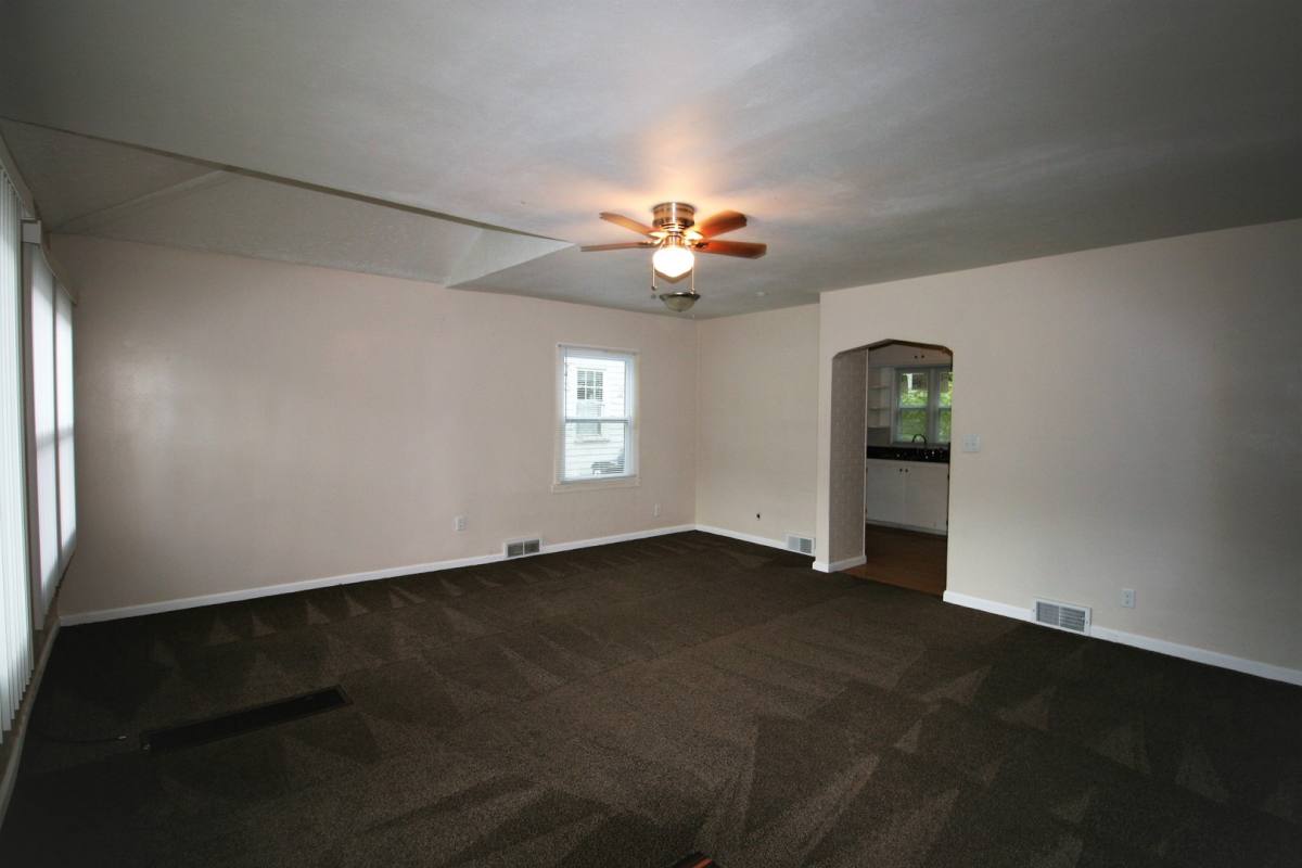 House for rent at 445 Waverly Rd, Davenport, IA 52802
