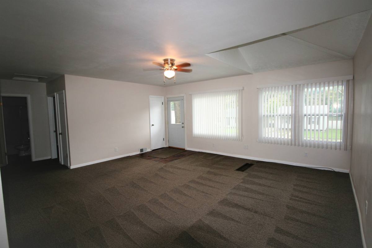 House for rent at 445 Waverly Rd, Davenport, IA 52802