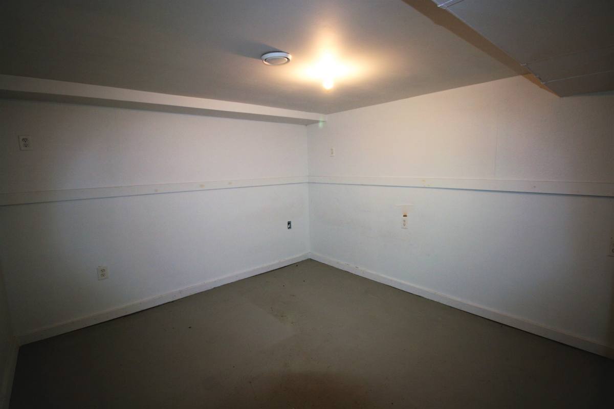 House for rent at 445 Waverly Rd, Davenport, IA 52802