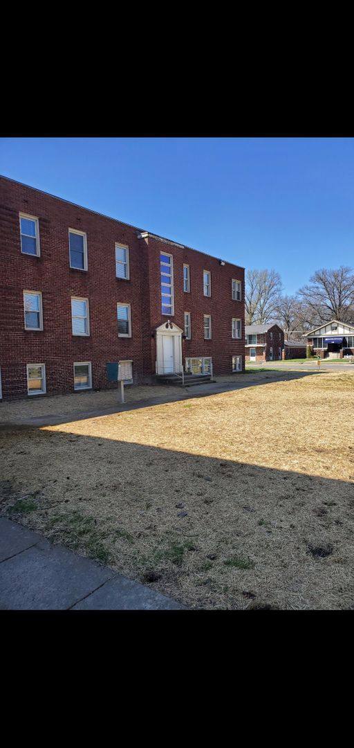 Apartment for rent at 1111 Lincoln Ave, Evansville, IN 47714