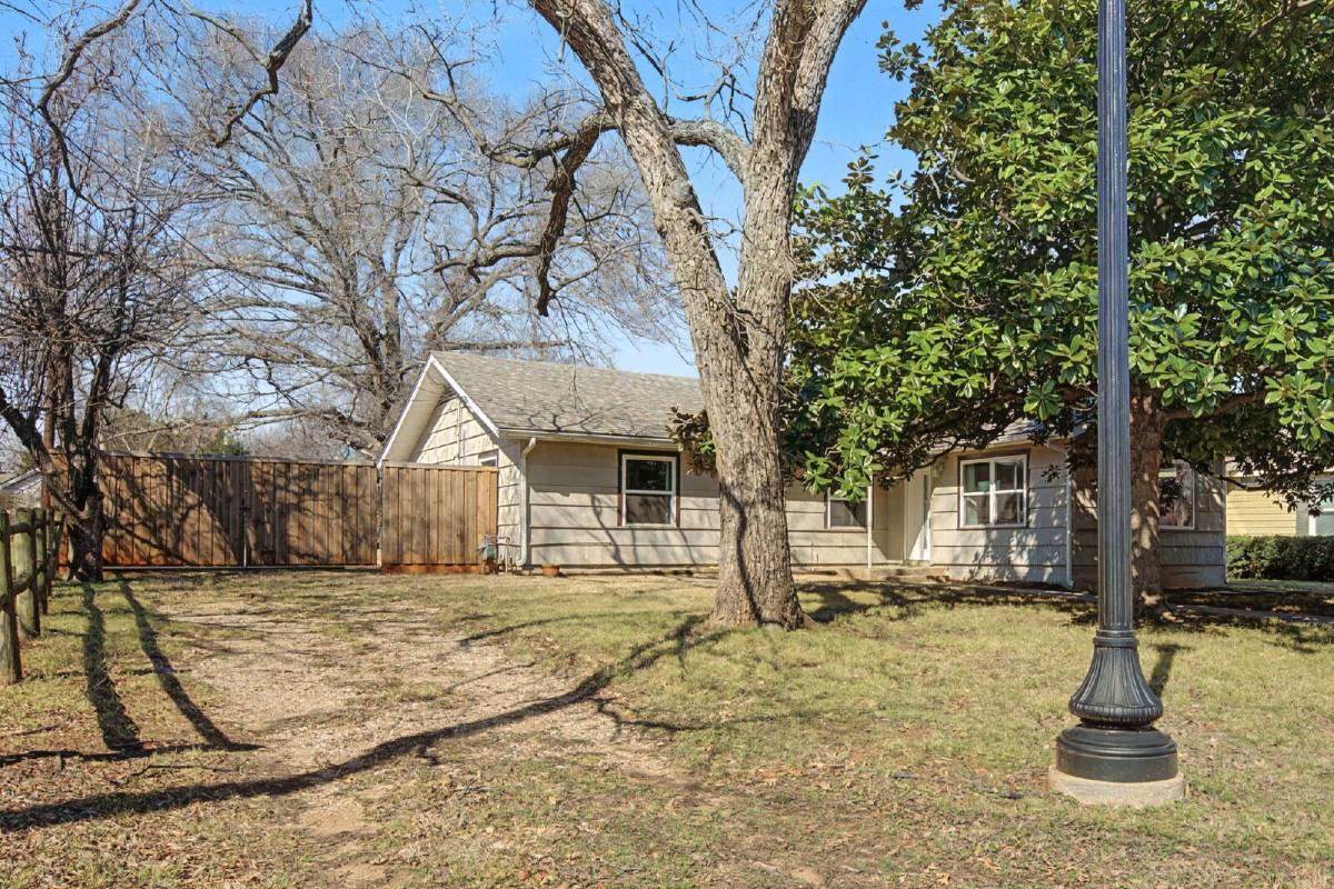 House for rent at 422 N Pecan St, Arlington, TX 76011