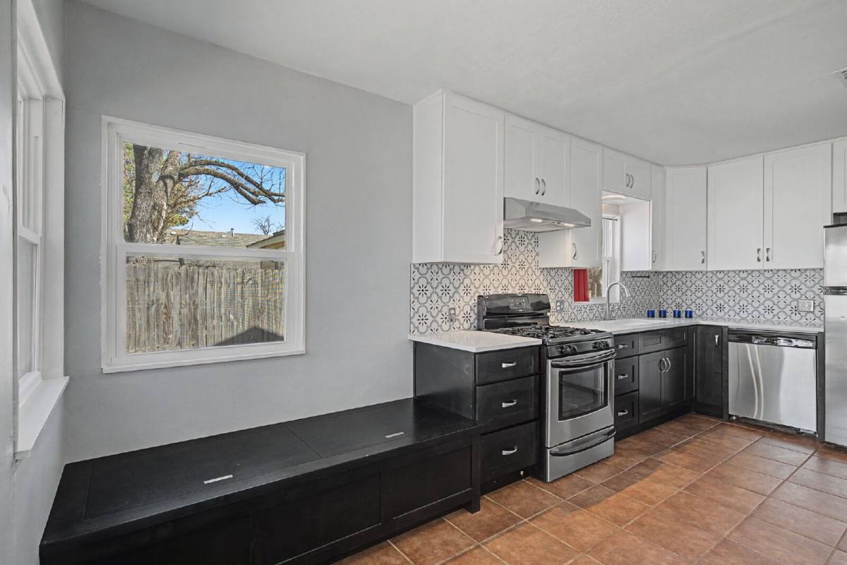 House for rent at 422 N Pecan St, Arlington, TX 76011