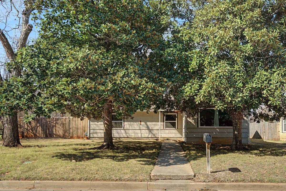 House for rent at 422 N Pecan St, Arlington, TX 76011