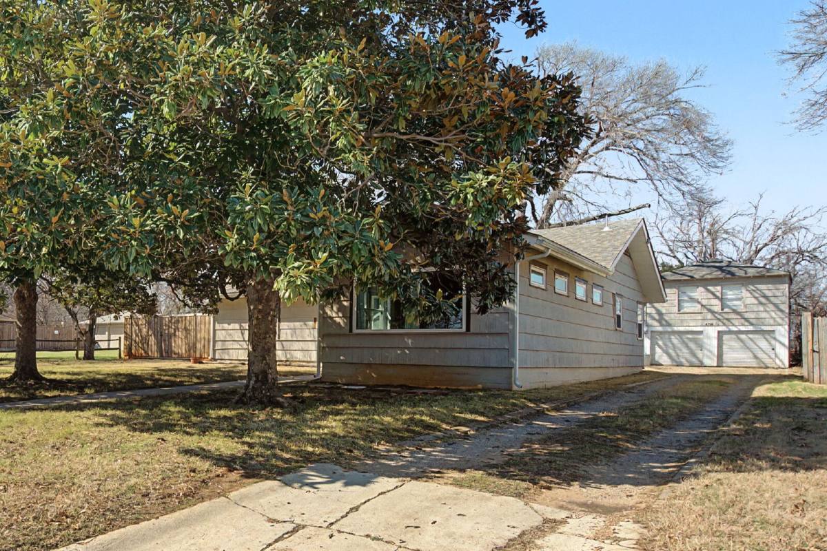 House for rent at 422 N Pecan St, Arlington, TX 76011