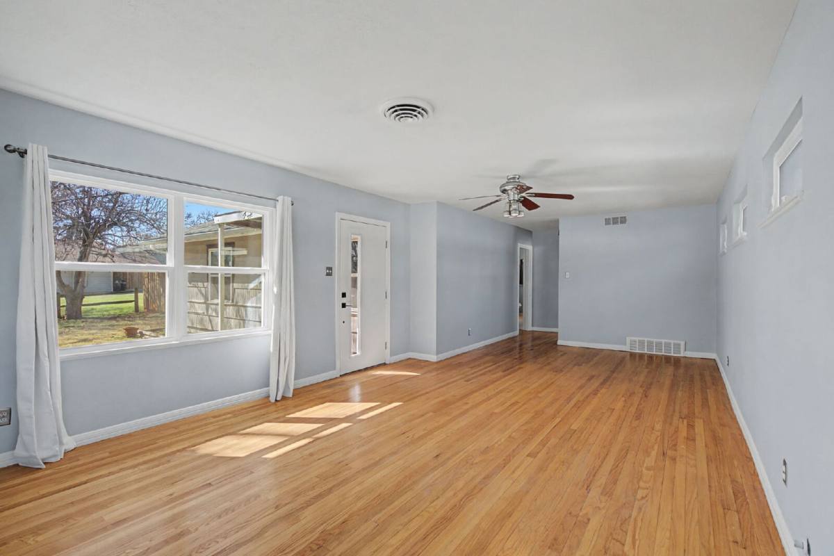 House for rent at 422 N Pecan St, Arlington, TX 76011