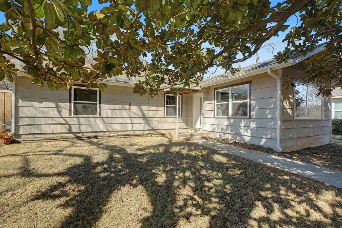 House for rent at 422 N Pecan St, Arlington, TX 76011