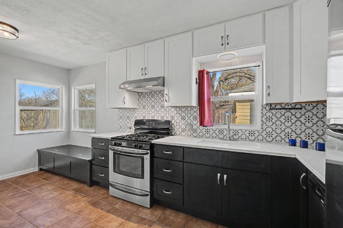 House for rent at 422 N Pecan St, Arlington, TX 76011