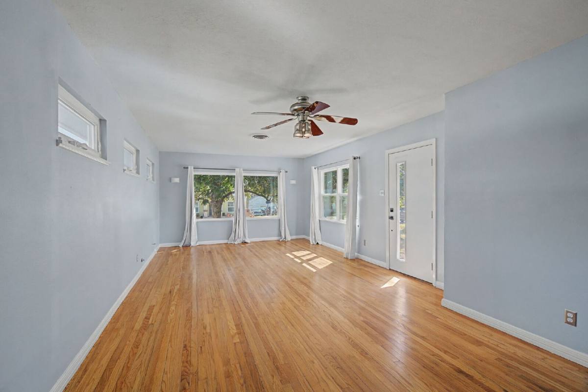 House for rent at 422 N Pecan St, Arlington, TX 76011