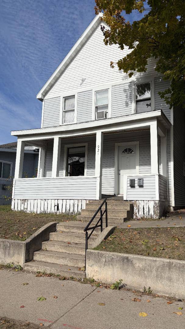 House for rent at 921 Vine St #921, La Crosse, WI 54601