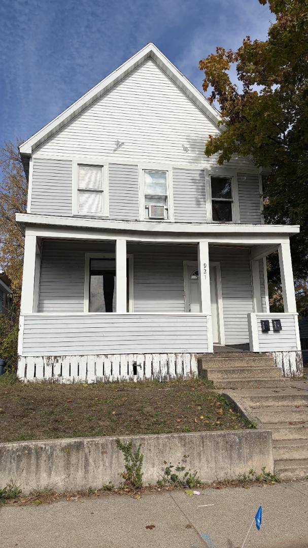 House for rent at 921 Vine St #921, La Crosse, WI 54601