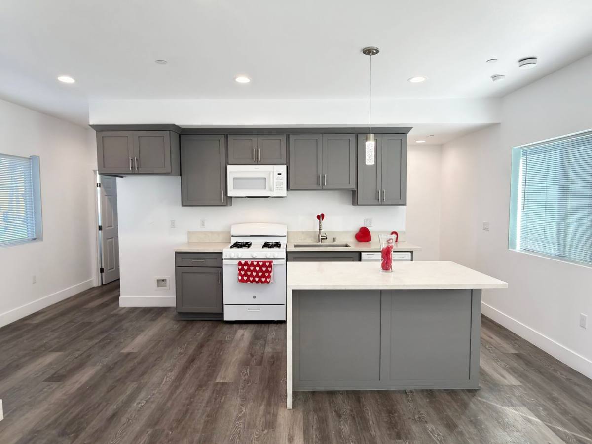 Apartment for rent at 1491 Atlantic Ave, Long Beach, CA 90813