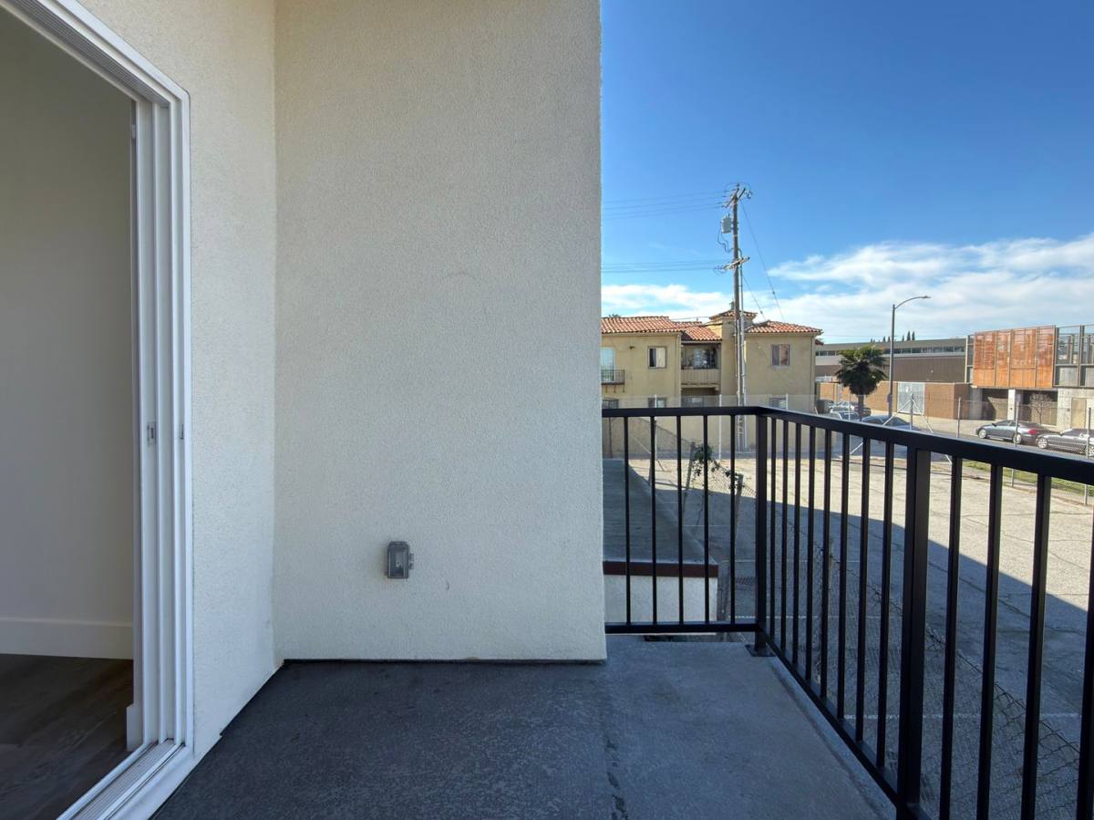 Apartment for rent at 1491 Atlantic Ave, Long Beach, CA 90813
