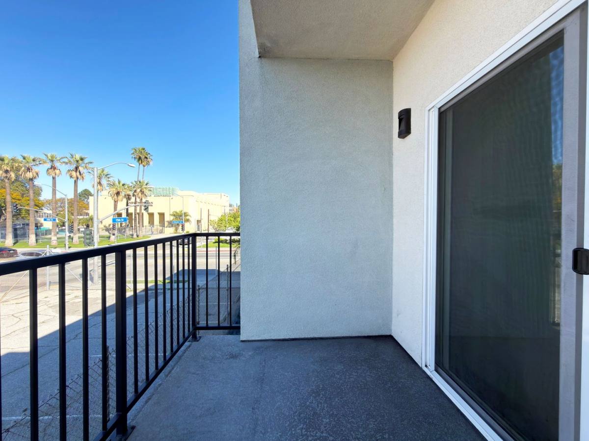 Apartment for rent at 1491 Atlantic Ave, Long Beach, CA 90813
